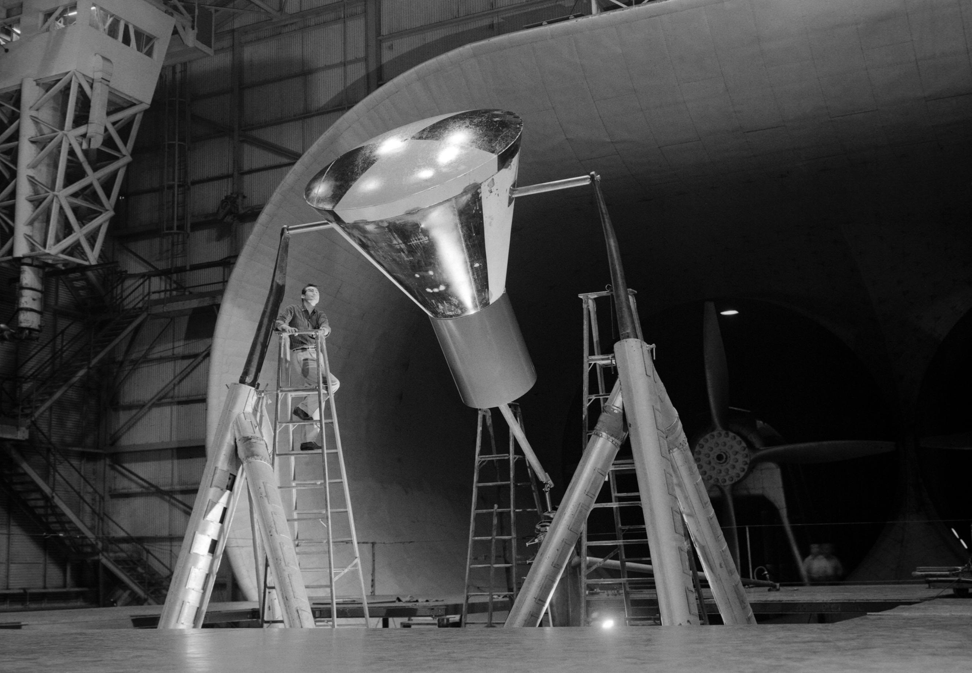 Підготовка повномасштабного макета корабля Mercury до випробувань в аеродинамічній трубі (NASA)